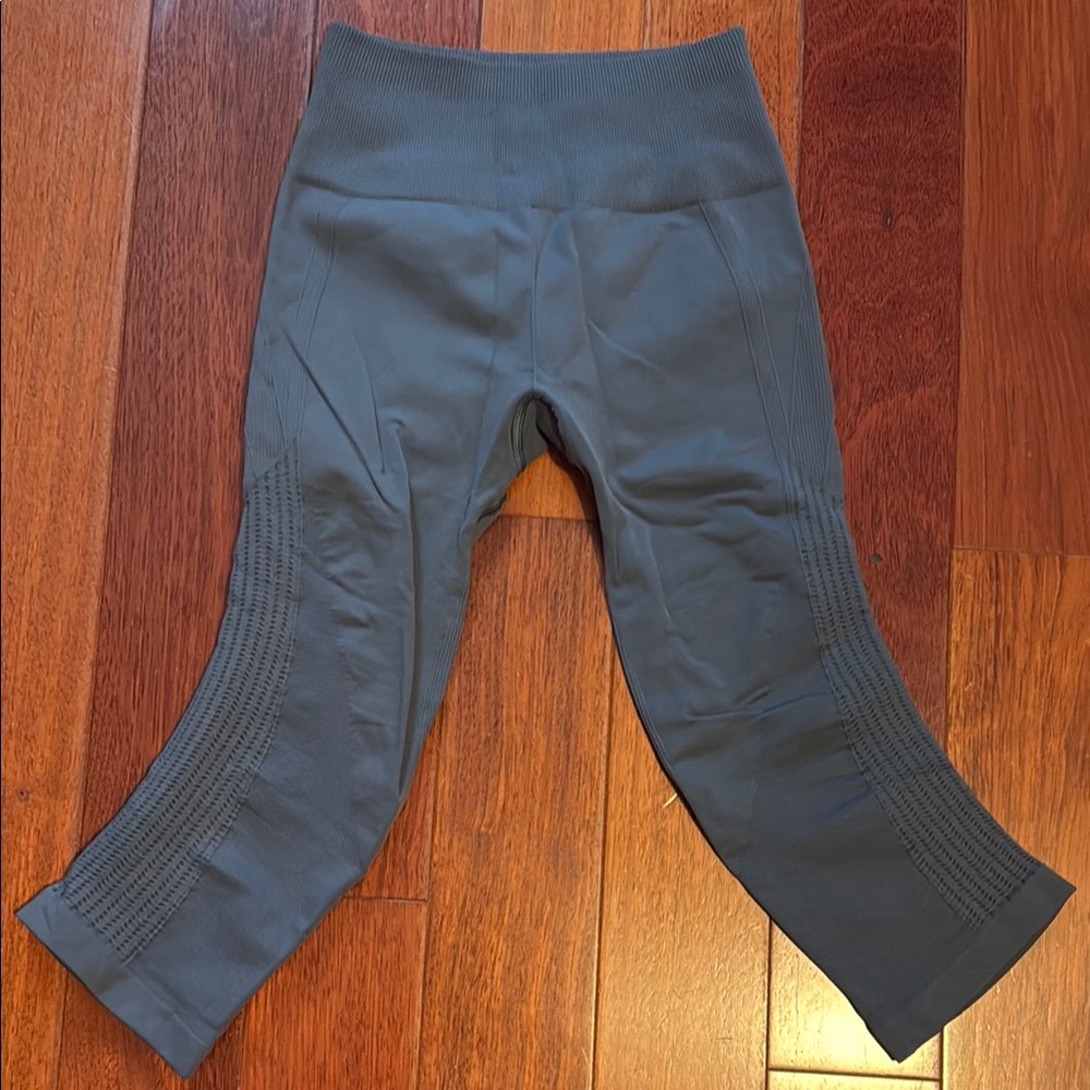 Lululemon Athletica in the flow crops